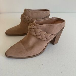 Women’s 8 Universal Thread Avis Suede Tan Braided Pointed Toe Mules